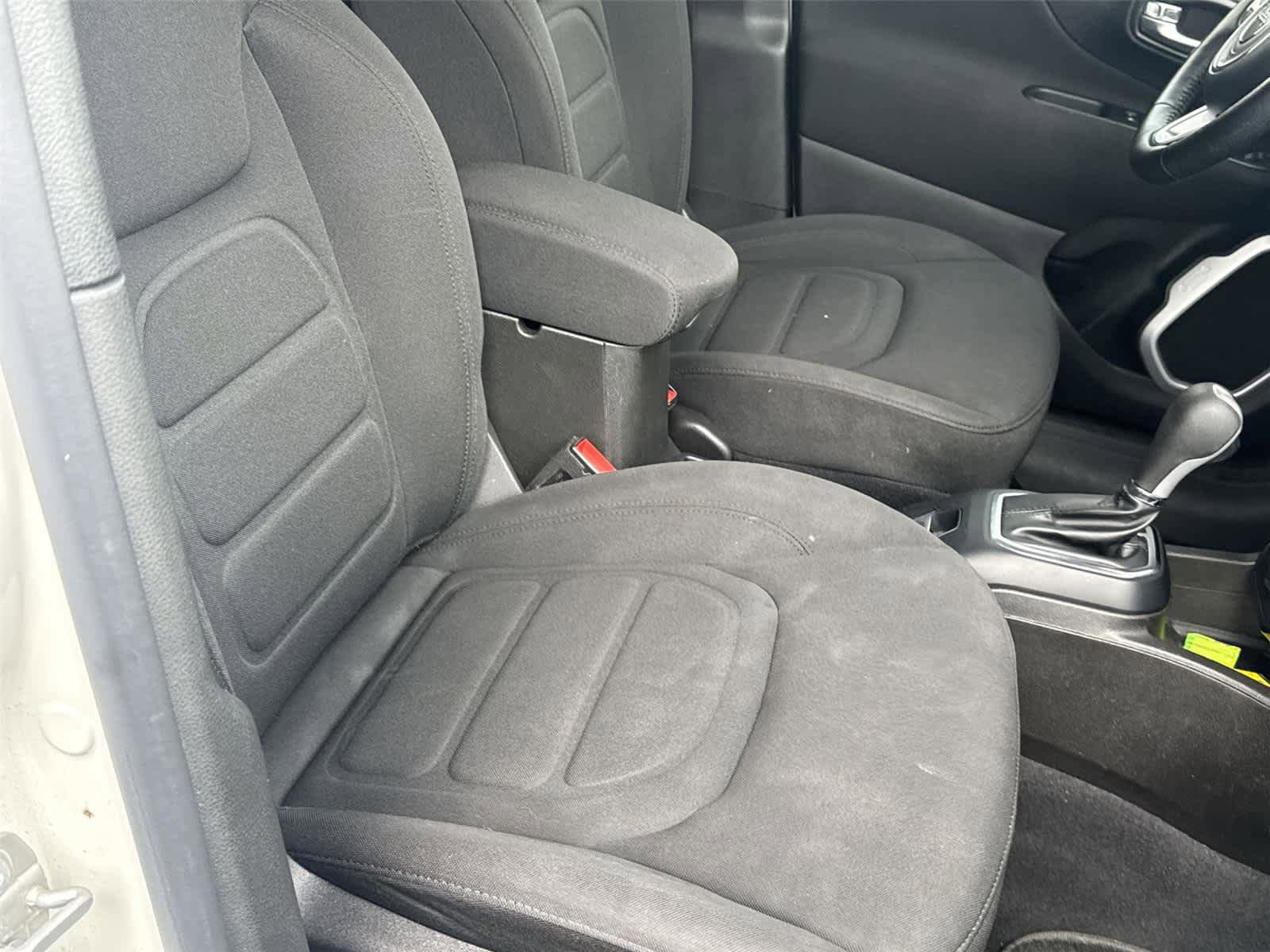 Used 2020 Jeep Renegade Latitude w/ Cold Weather Group image 16
