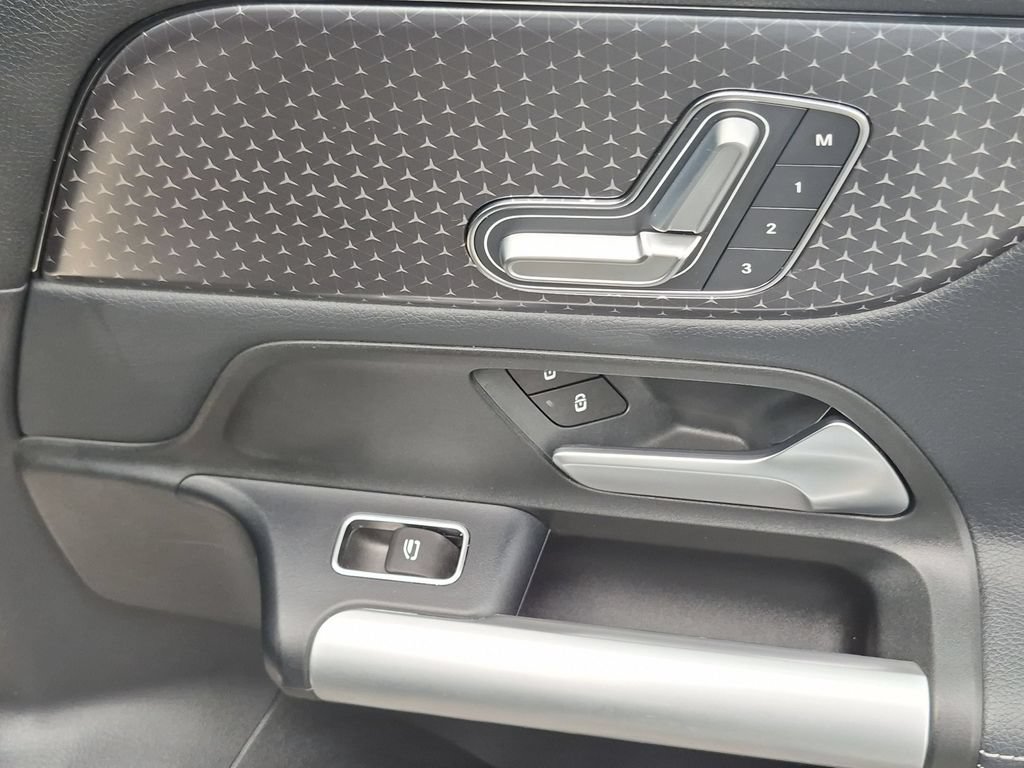 Used 2025 Mercedes-Benz GLA 250 image 34