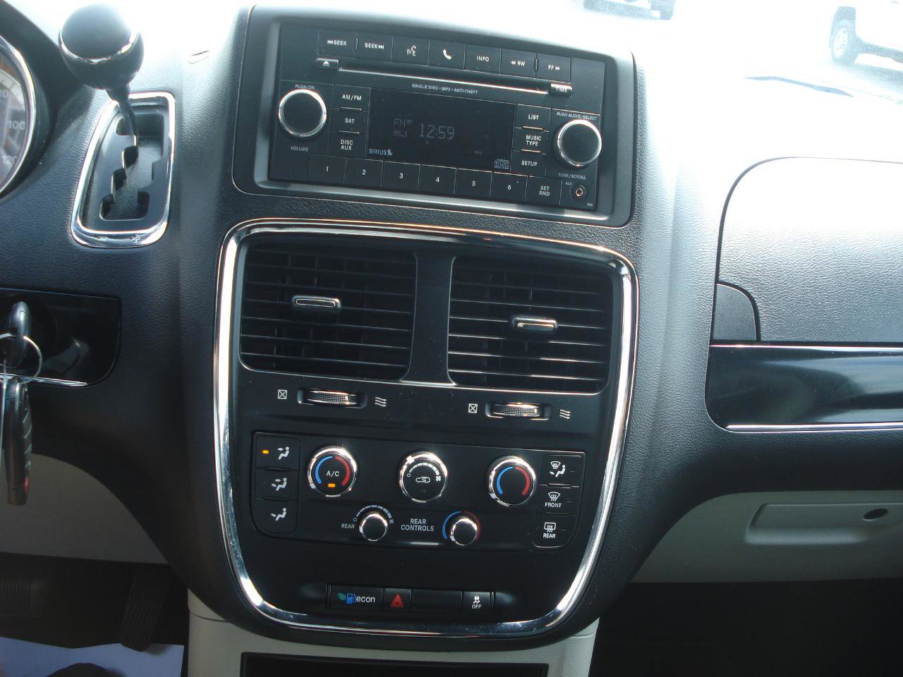 Used 2016 Dodge Grand Caravan SE image 22