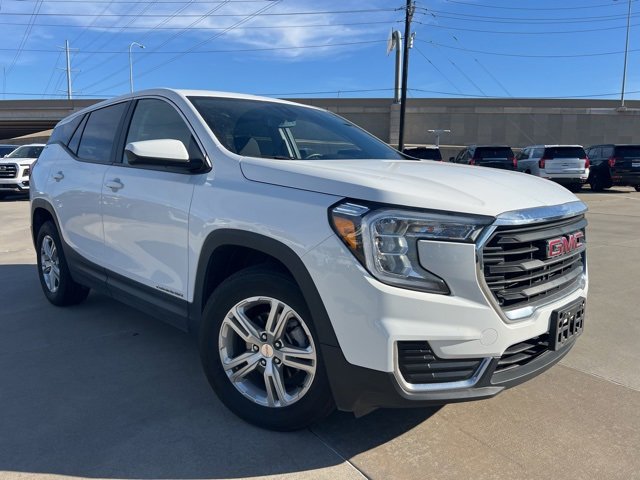 Used 2024 GMC Terrain SLE image 2