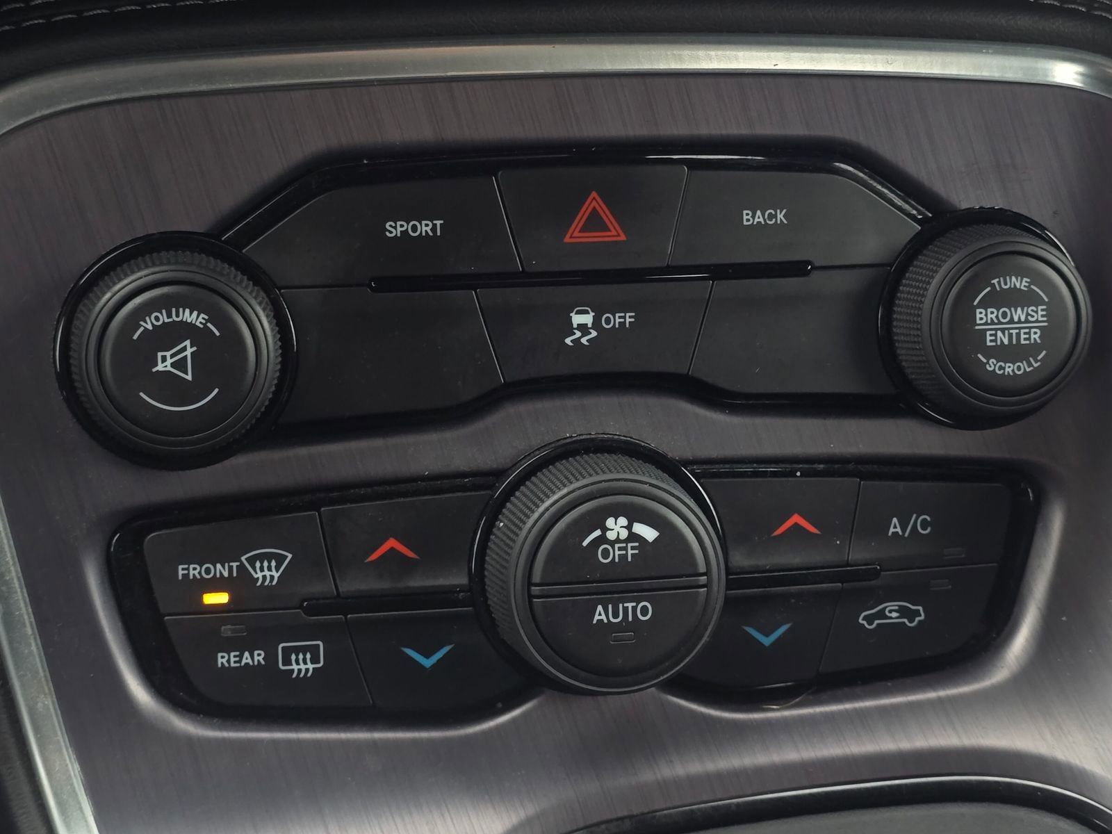 Used 2015 Dodge Challenger SXT image 25