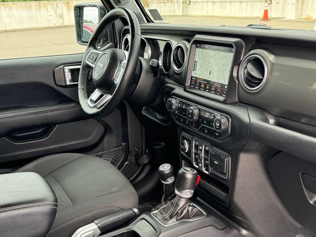 Used 2018 Jeep Wrangler Unlimited Sahara AWD/4WD image 9