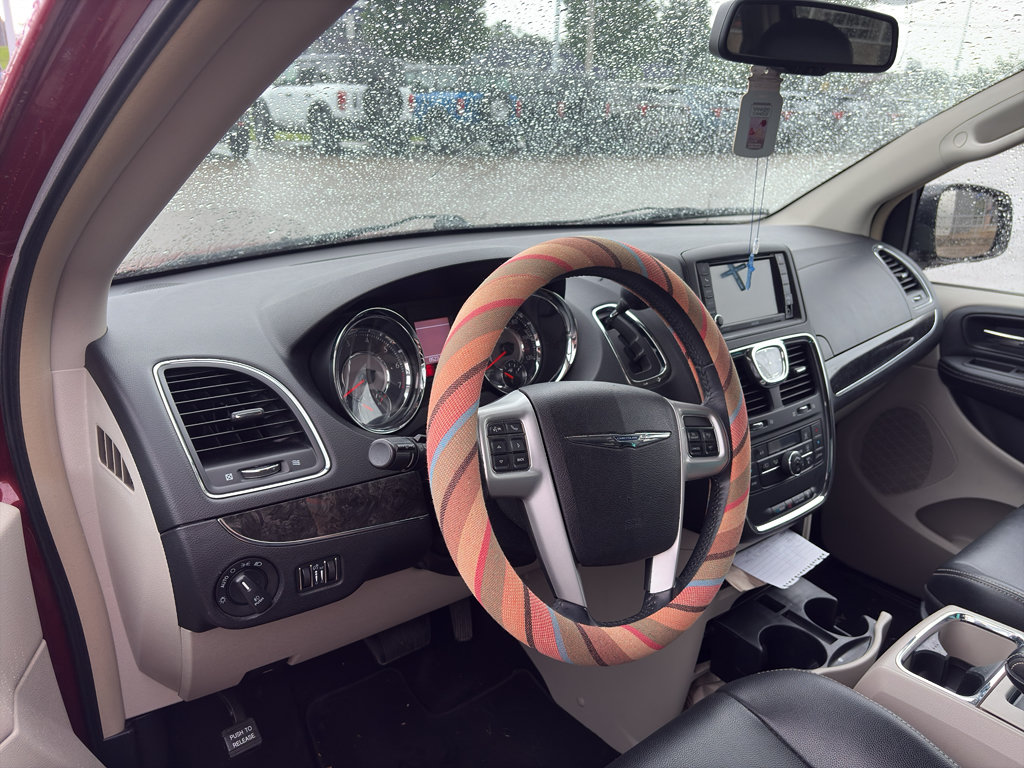 Used 2014 Chrysler Town & Country Touring FWD image 11
