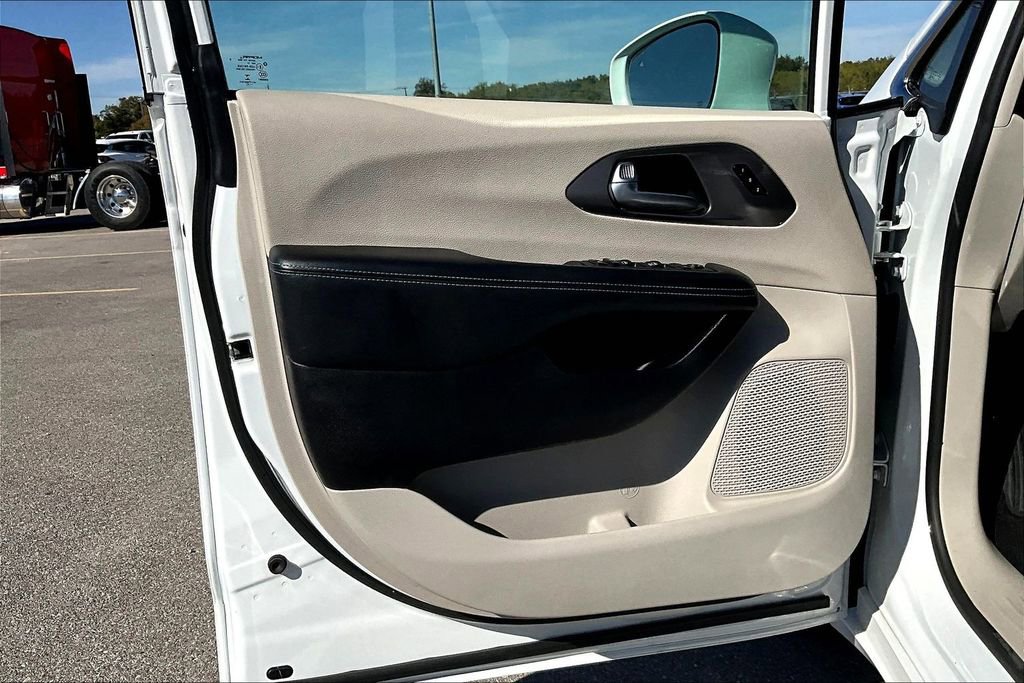 Used 2021 Chrysler Pacifica Touring-L image 21