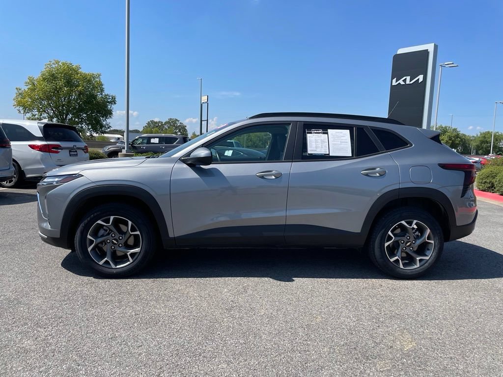 Used 2025 Chevrolet Trax LT w/ Driver Confidence Package FWD image 4