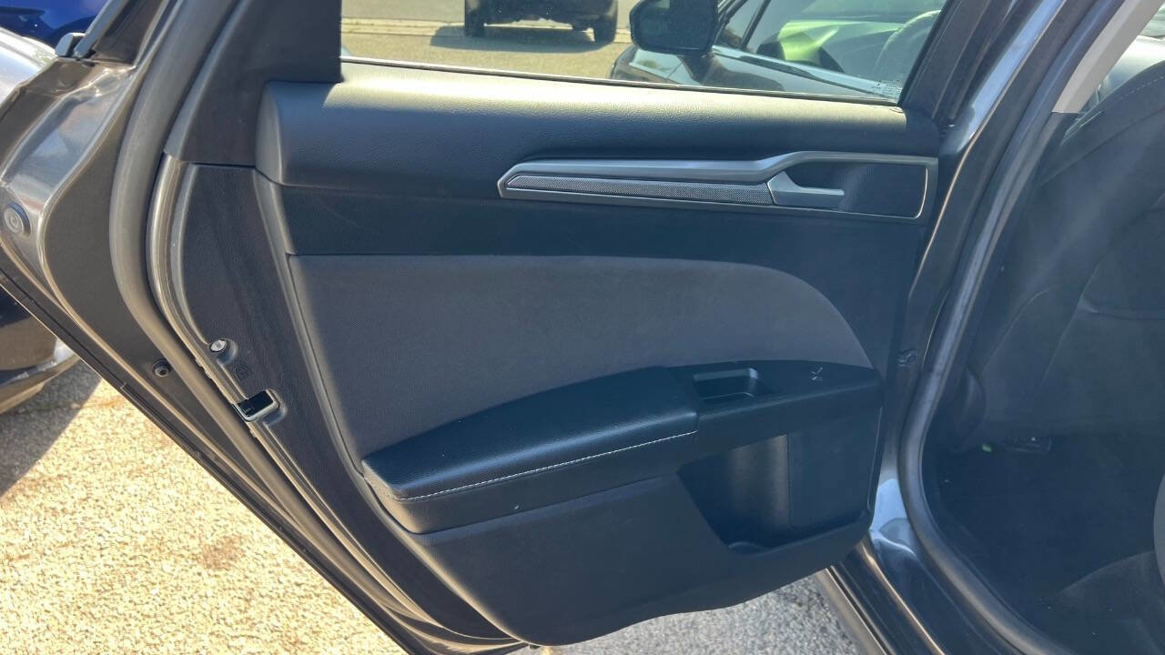 Used 2017 Ford Fusion SE image 26