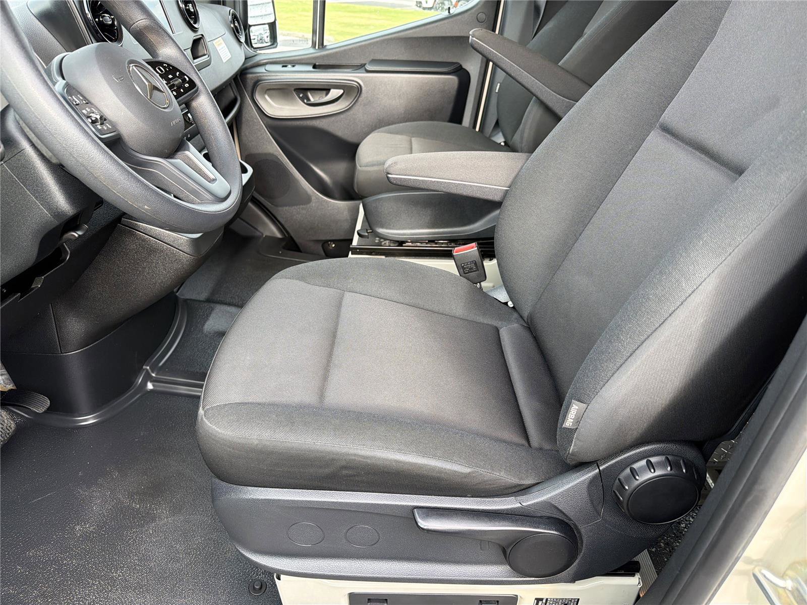 Used 2024 Mercedes-Benz Sprinter 2500 image 8