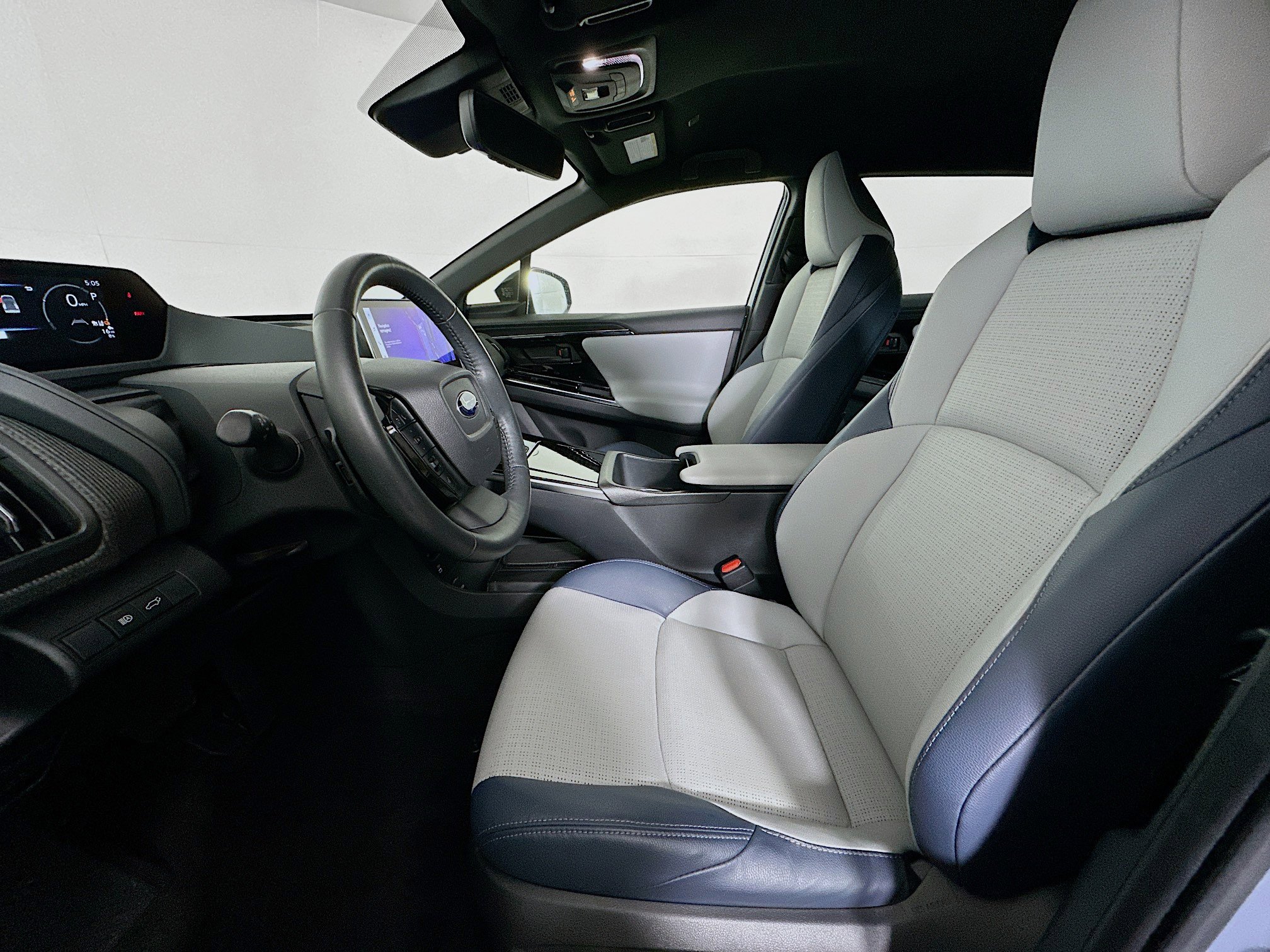 Used 2023 Subaru Solterra Limited image 13