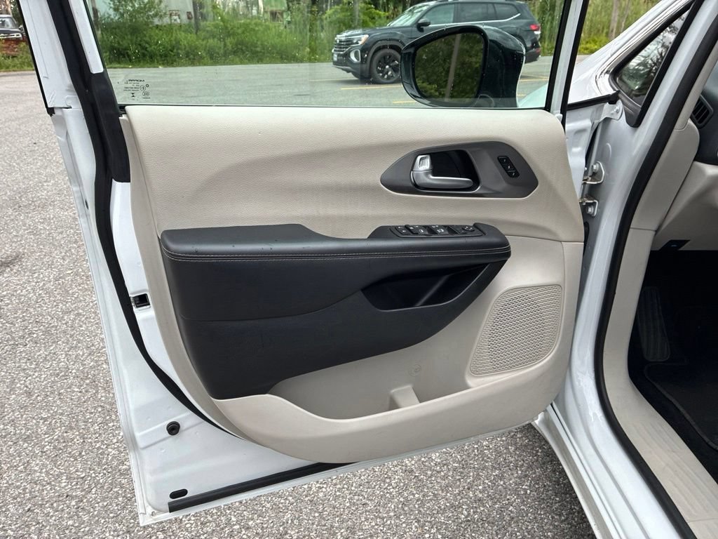 Used 2024 Chrysler Pacifica Touring-L FWD image 28