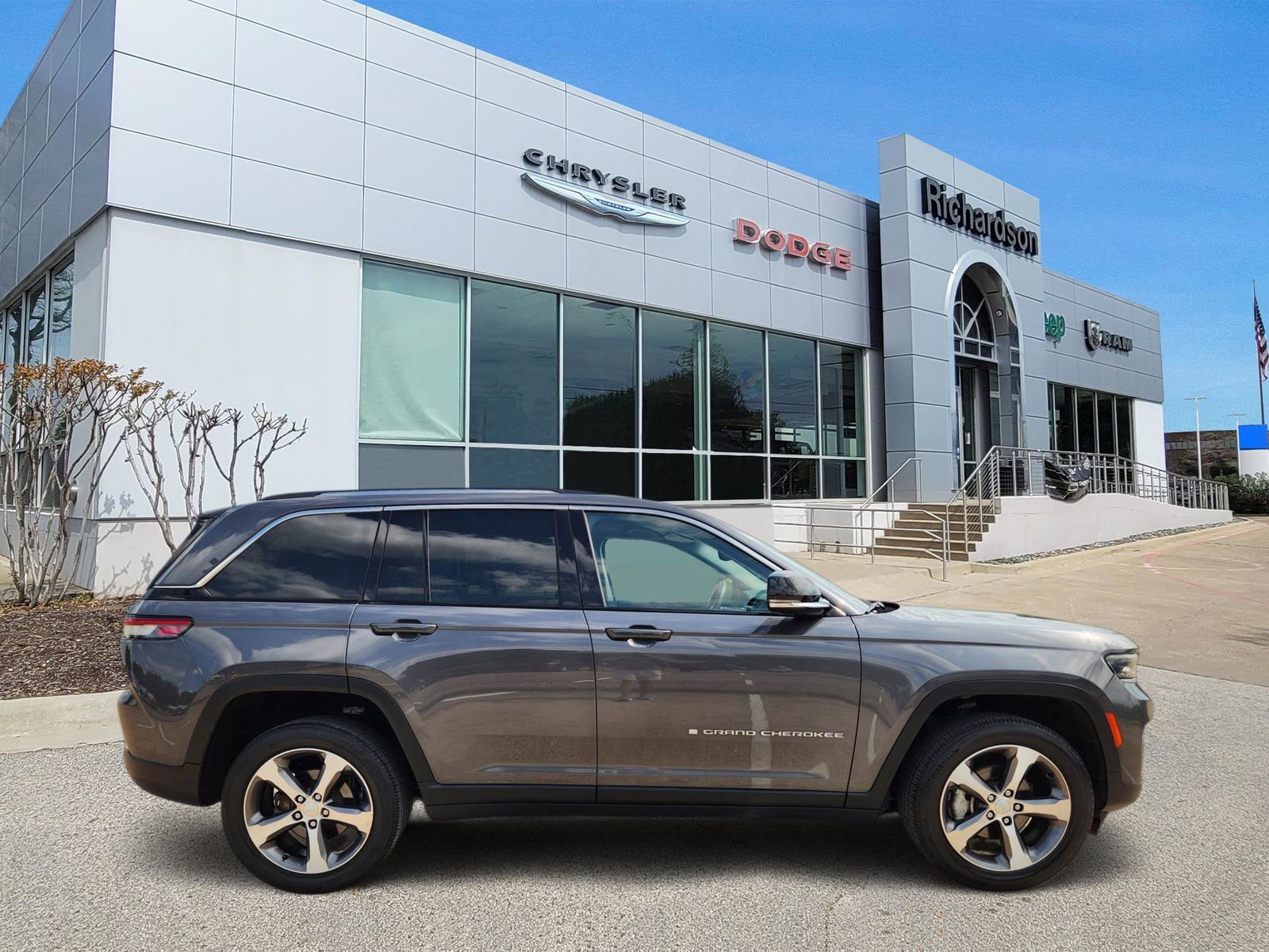 Used 2023 Jeep Grand Cherokee Limited AWD/4WD image 2