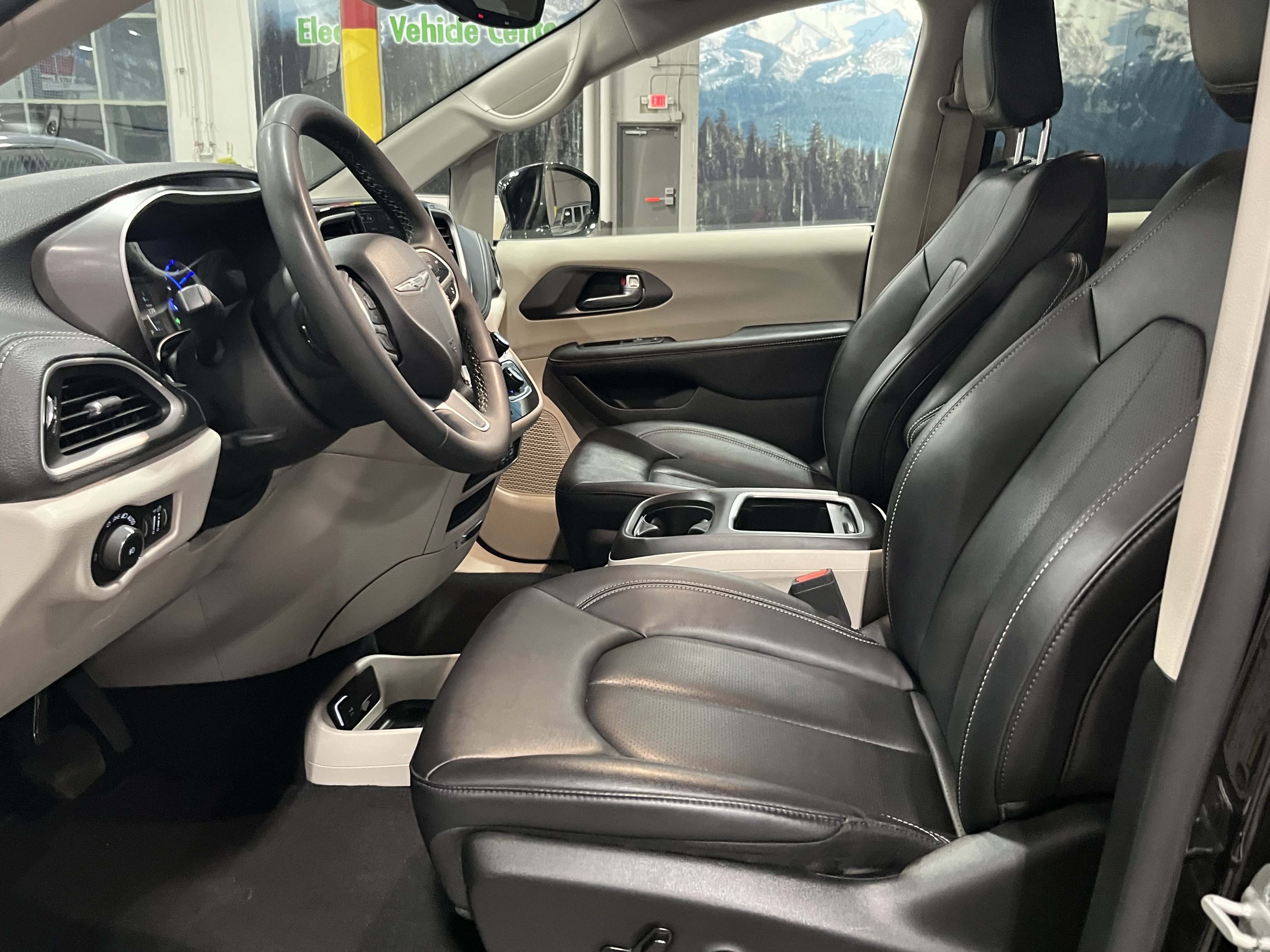 Used 2024 Chrysler Pacifica Select image 11