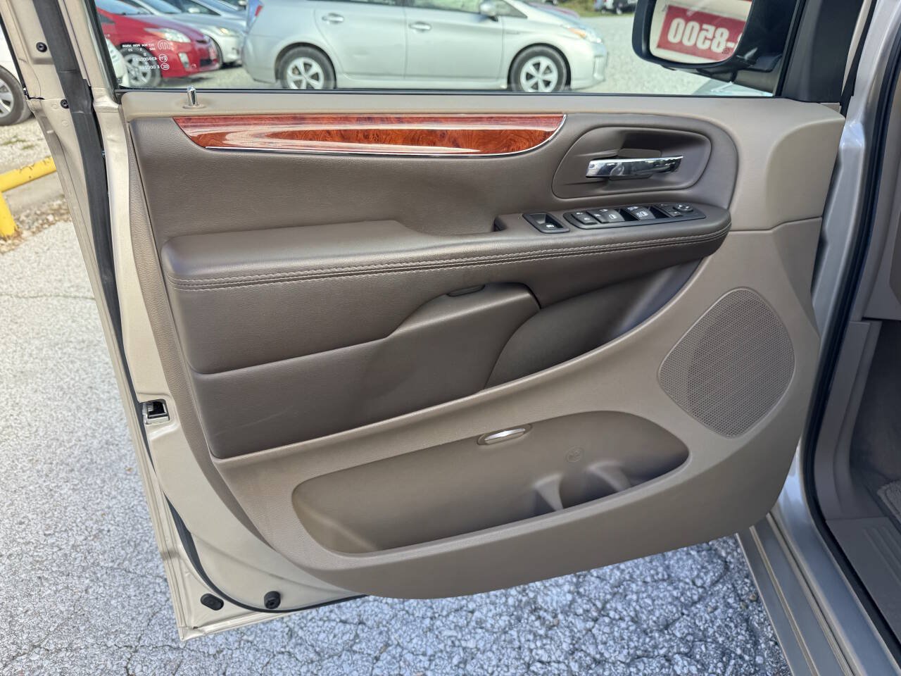 Used 2015 Chrysler Town & Country Touring w/ Driver Convenience Group FWD image 18