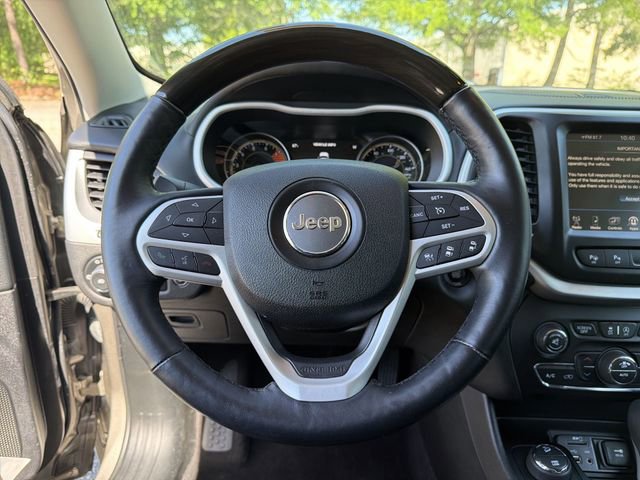 Used 2017 Jeep Cherokee Overland w/ Technology Group AWD/4WD image 14