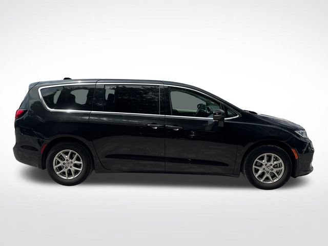 Used 2023 Chrysler Pacifica Touring-L FWD image 6