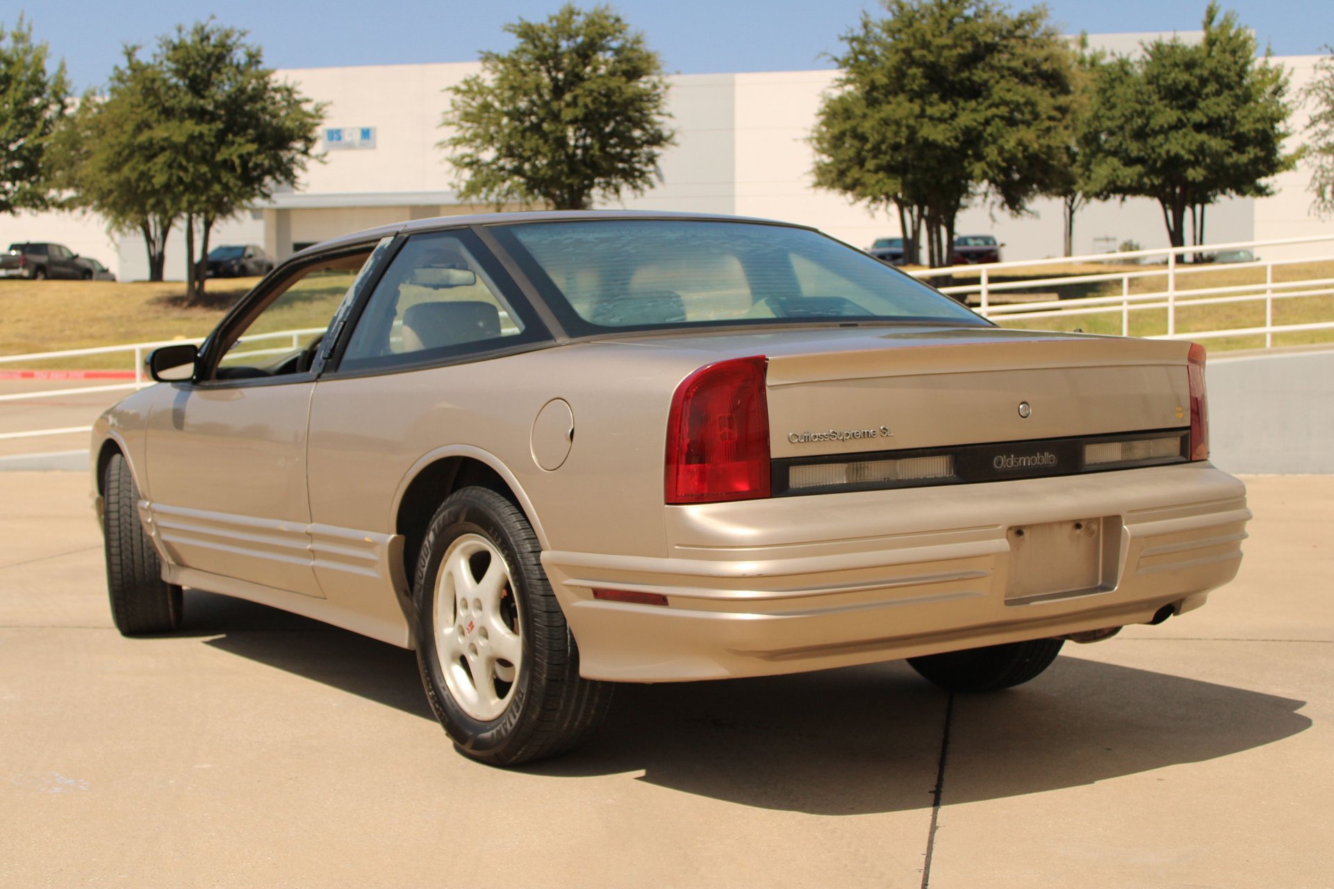 Used 1997 Oldsmobile Cutlass Supreme SL FWD image 9