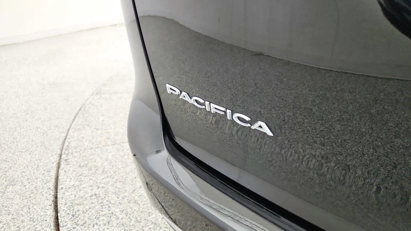 Used 2023 Chrysler Pacifica Touring-L FWD image 38