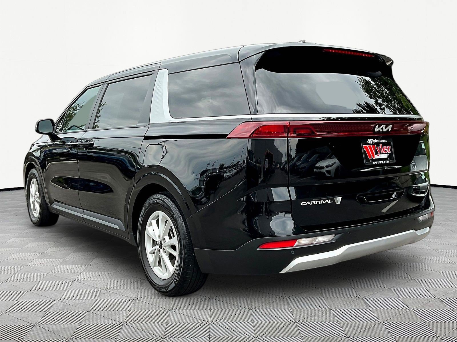 Used 2024 Kia Carnival LX FWD image 4