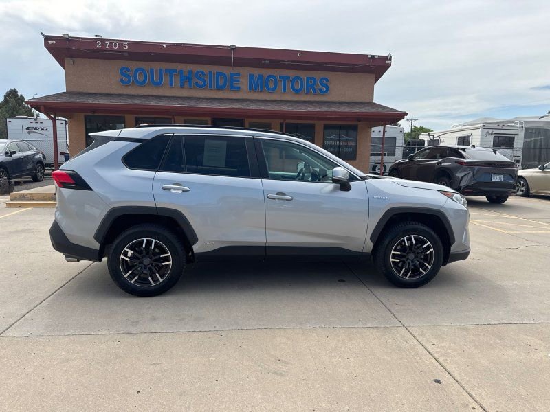 Used 2020 Toyota RAV4 XLE image 2
