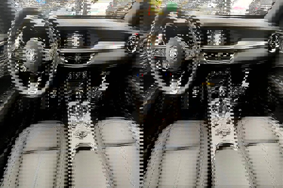 New 2025 Alfa Romeo Stelvio Sprint image 5