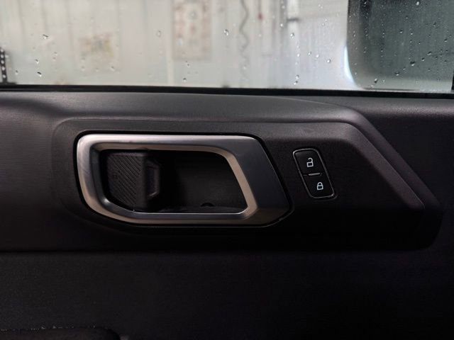 Used 2025 Ford Bronco Badlands image 13