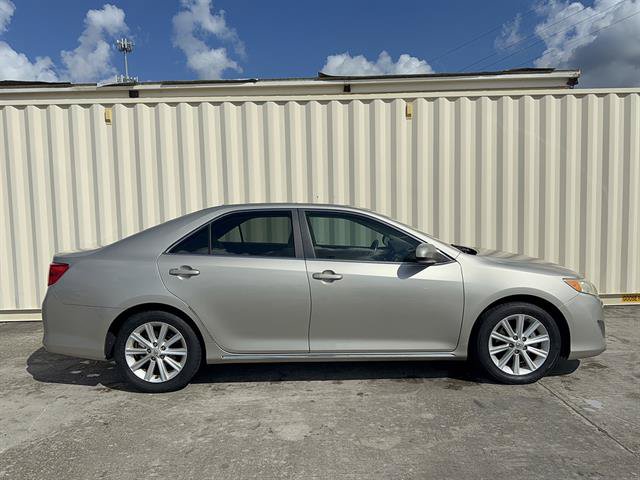 Used 2013 Toyota Camry XLE w/ Convenience Pkg FWD image 2