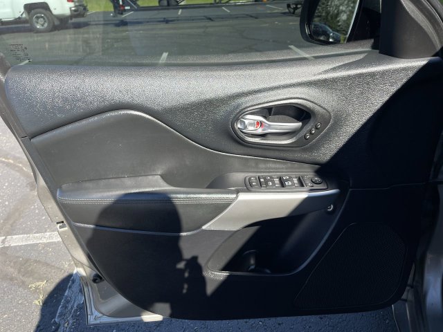 Used 2017 Jeep Cherokee Overland w/ Technology Group FWD image 22