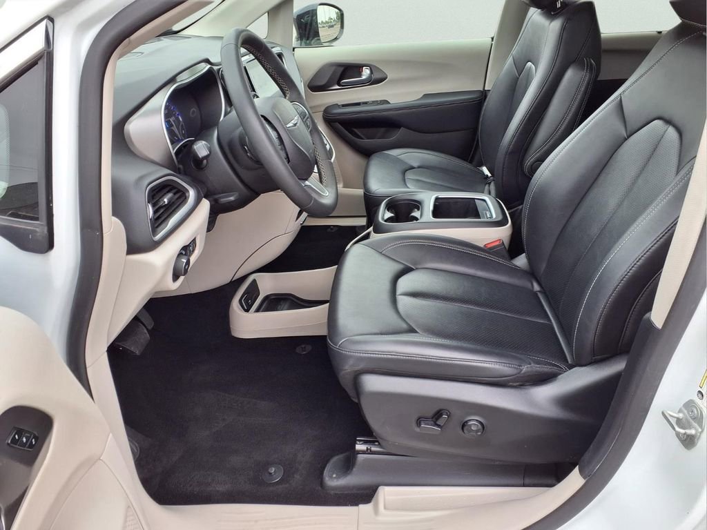 Used 2024 Chrysler Pacifica Touring-L FWD image 22