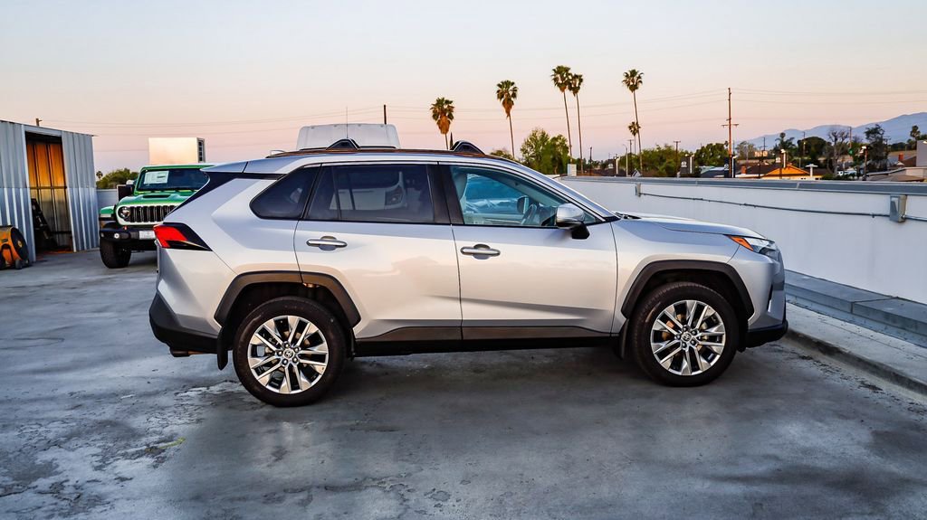 Used 2022 Toyota RAV4 XLE Premium image 13