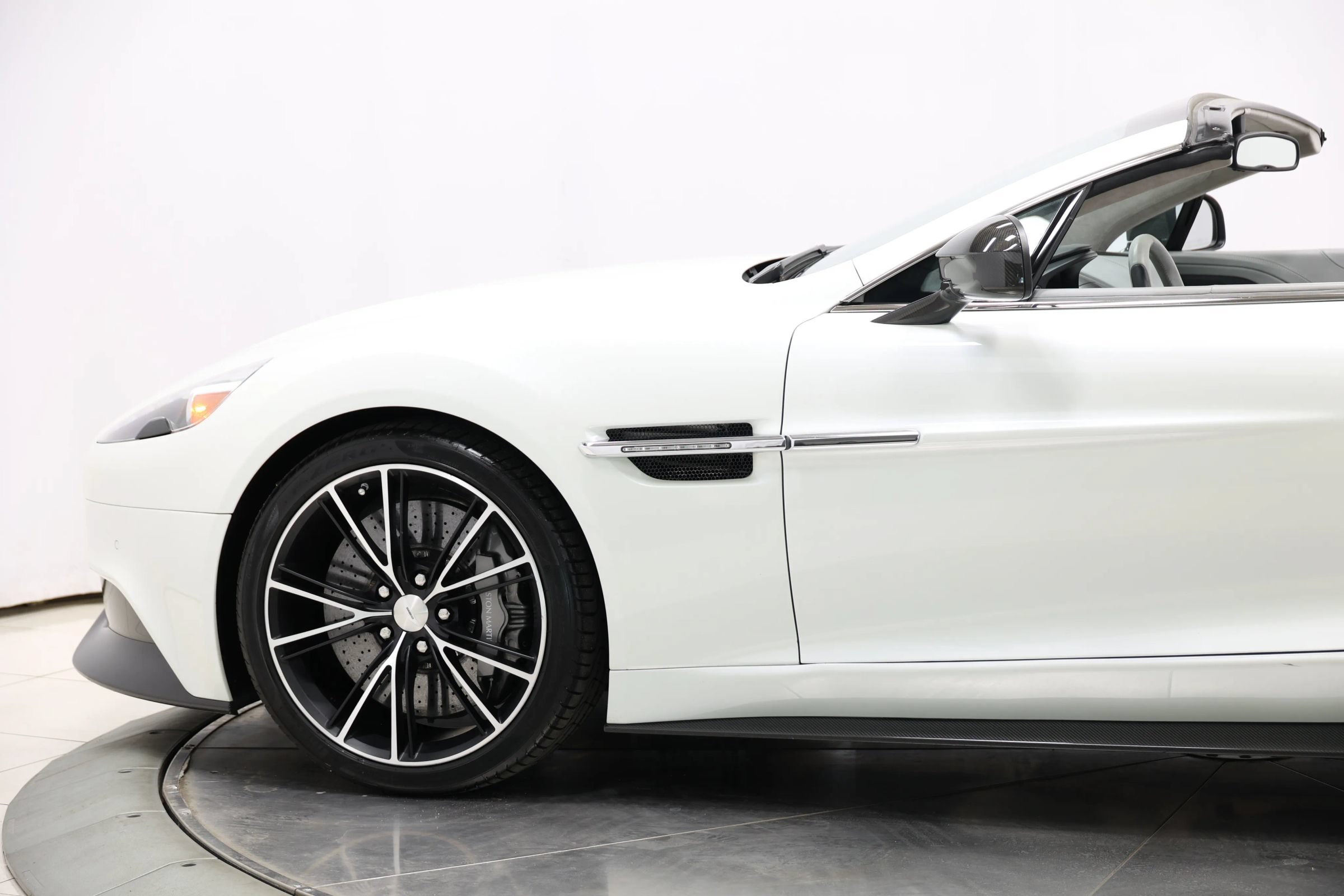 Used 2014 Aston Martin Vanquish Volante RWD image 9