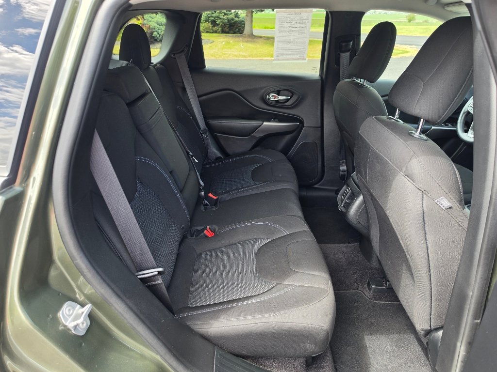 Used 2019 Jeep Cherokee Latitude w/ Popular Appearance Group AWD/4WD image 23