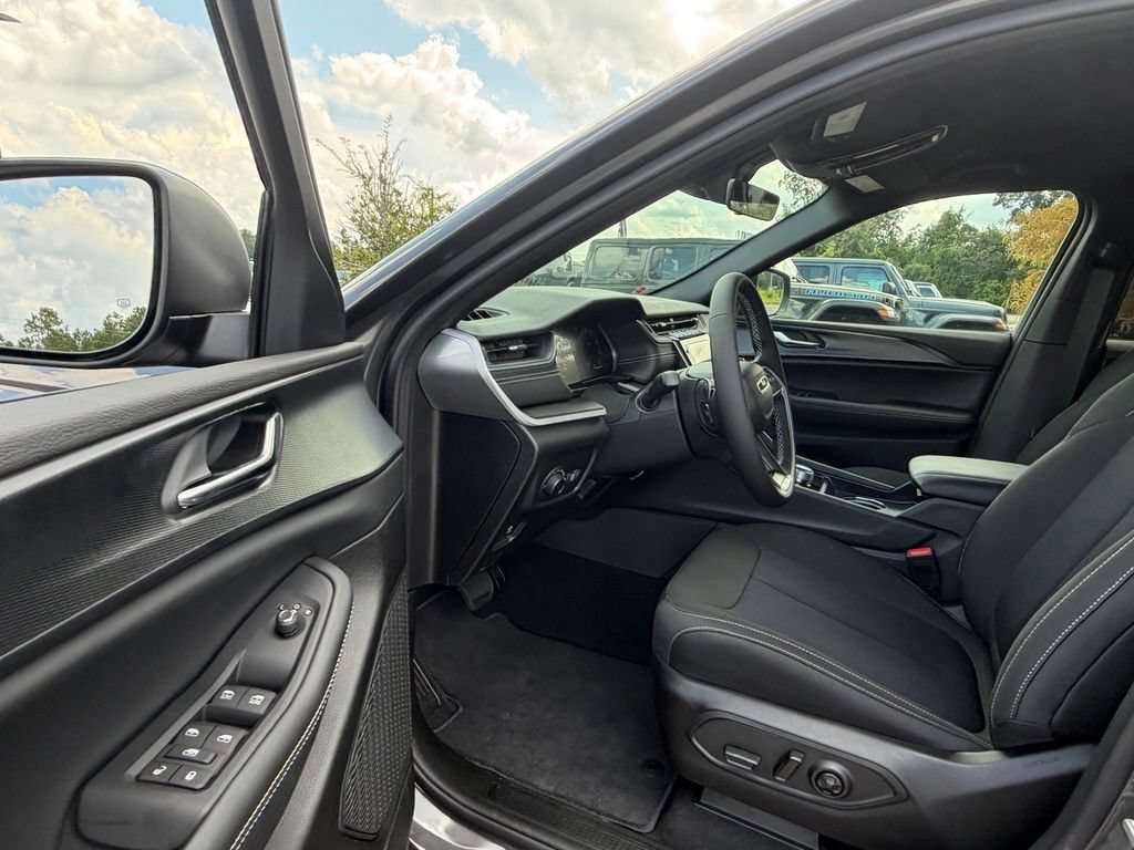 New 2026 Jeep Grand Cherokee Laredo RWD image 32