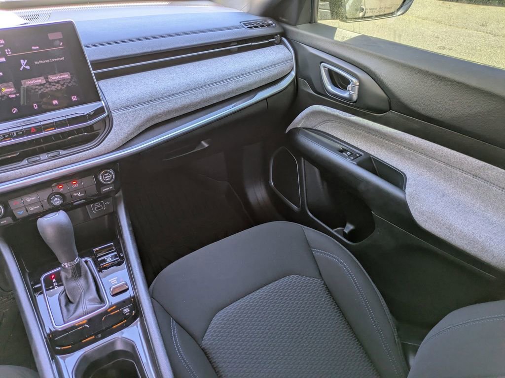 Used 2024 Jeep Compass Sport image 17