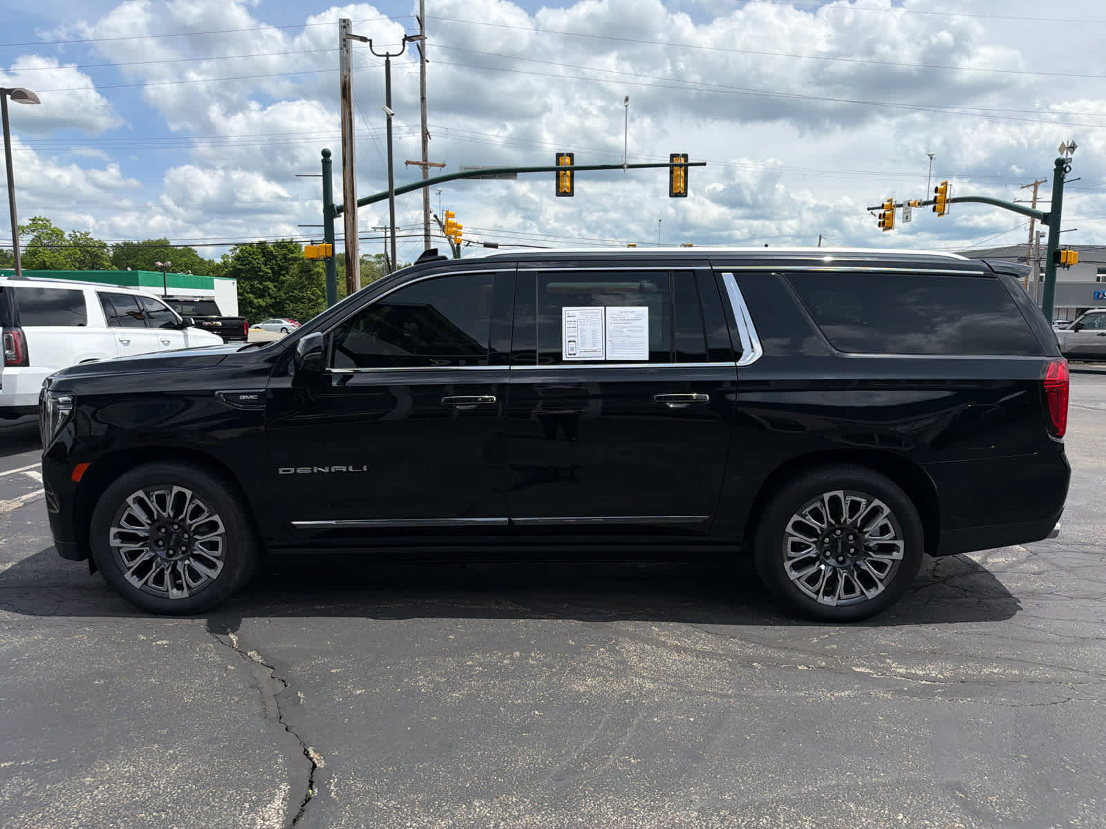 Used 2023 GMC Yukon XL Denali Ultimate AWD/4WD image 12