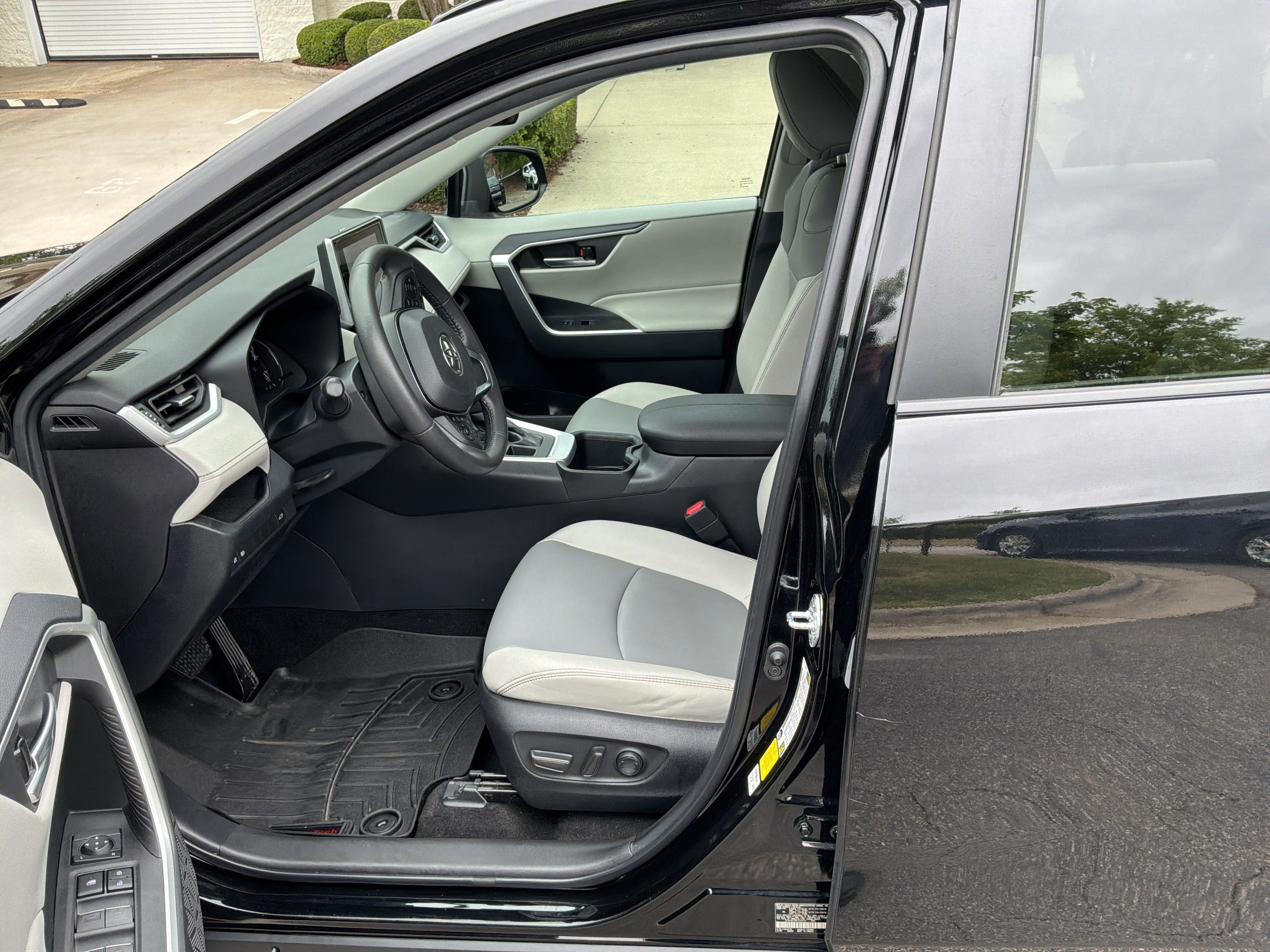 Used 2023 Toyota RAV4 XLE Premium AWD/4WD image 16