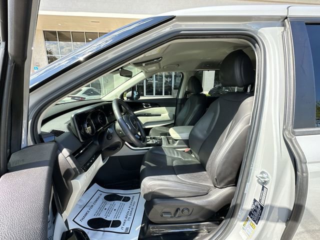 Used 2024 Kia Carnival EX image 19