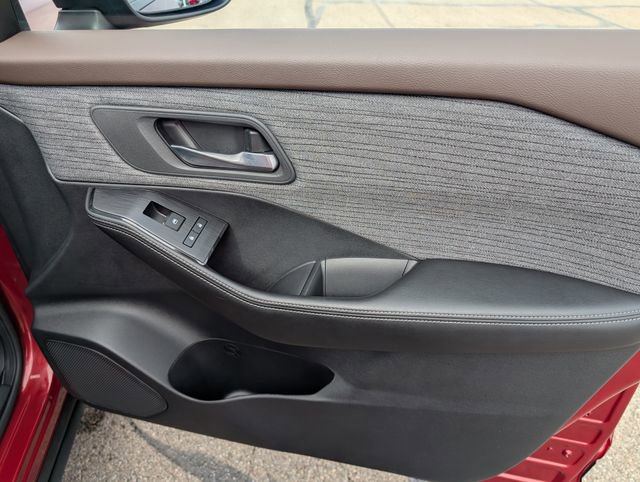 Used 2023 Nissan Rogue SV image 5