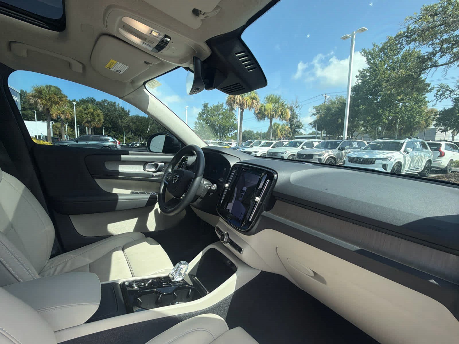 Certified 2023 Volvo XC40 B4 Plus w/ Protection Package Premier FWD image 31