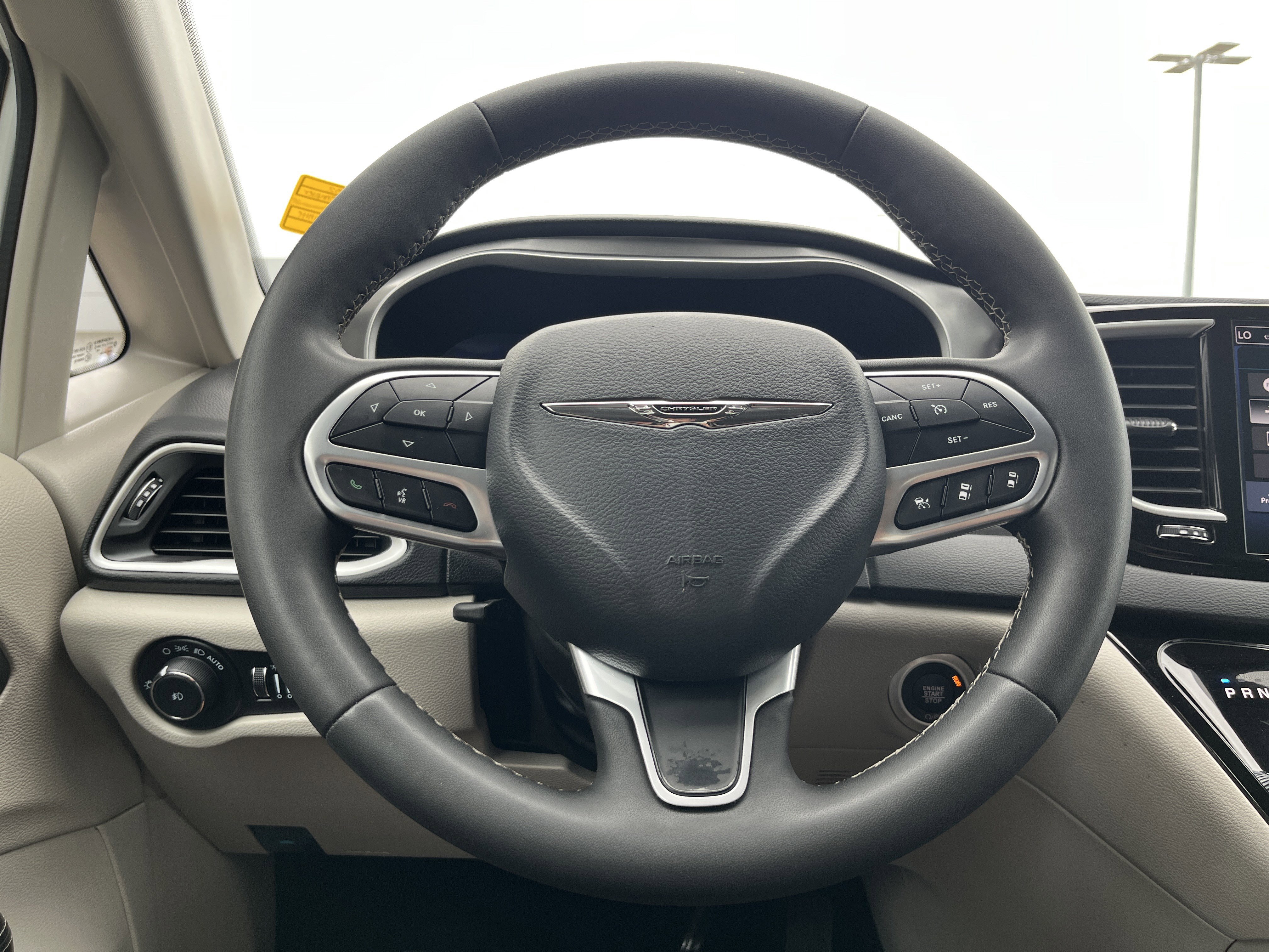 Used 2024 Chrysler Pacifica Touring-L FWD image 7