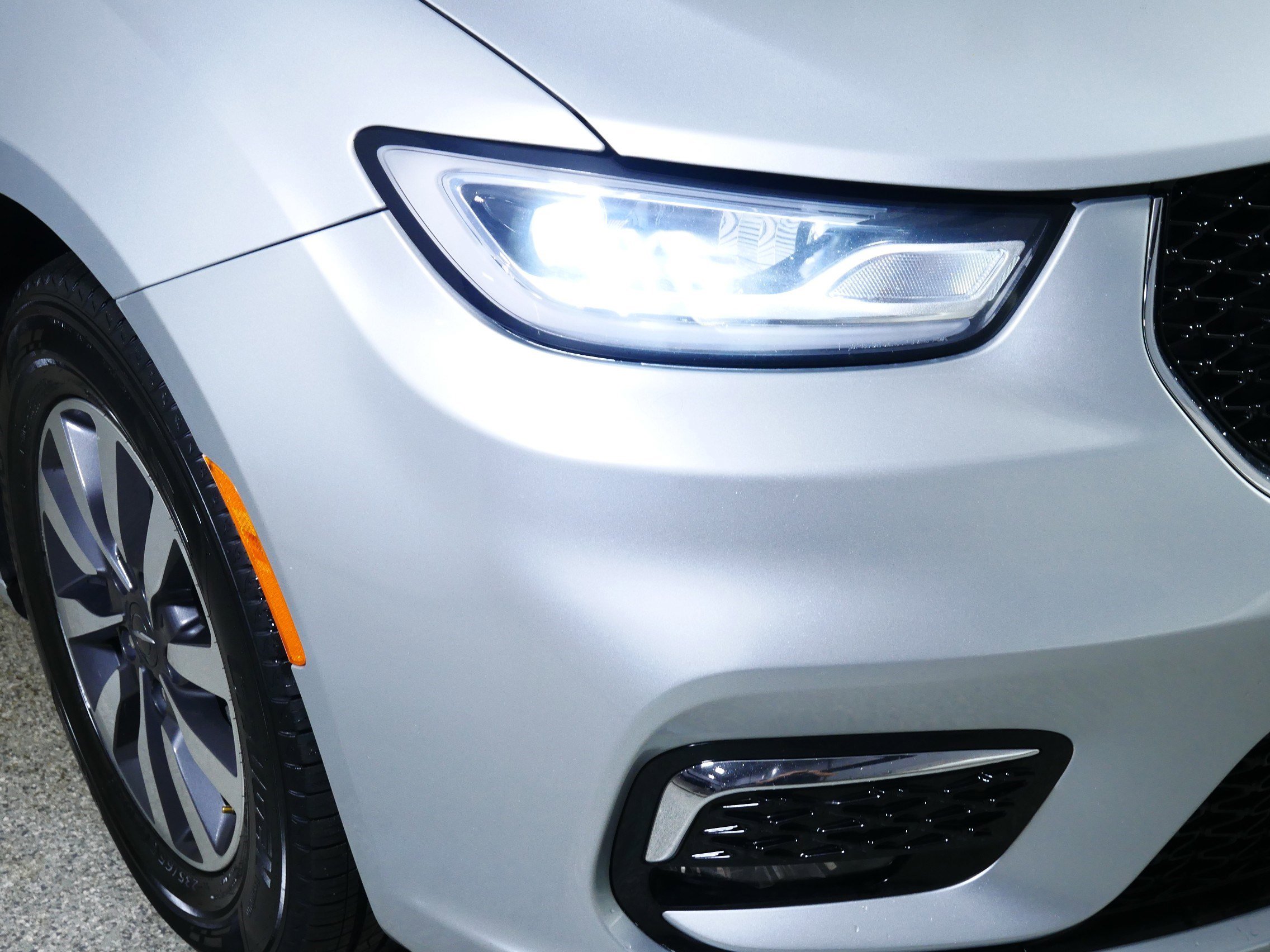 Used 2023 Chrysler Pacifica Touring-L FWD image 16