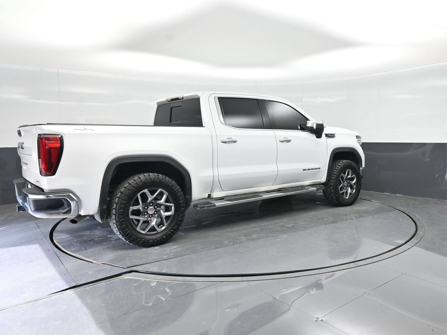 Used 2022 GMC Sierra 1500 SLT w/ SLT Convenience Package AWD/4WD image 11