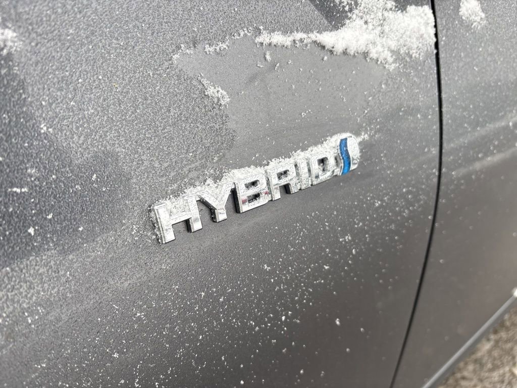 Used 2021 Toyota Prius LE image 4