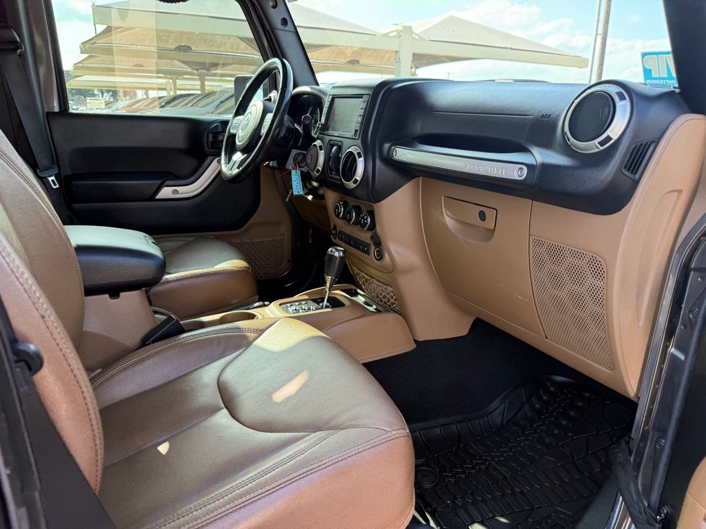 Used 2018 Jeep Wrangler Unlimited Rubicon w/ Connectivity Group AWD/4WD image 15