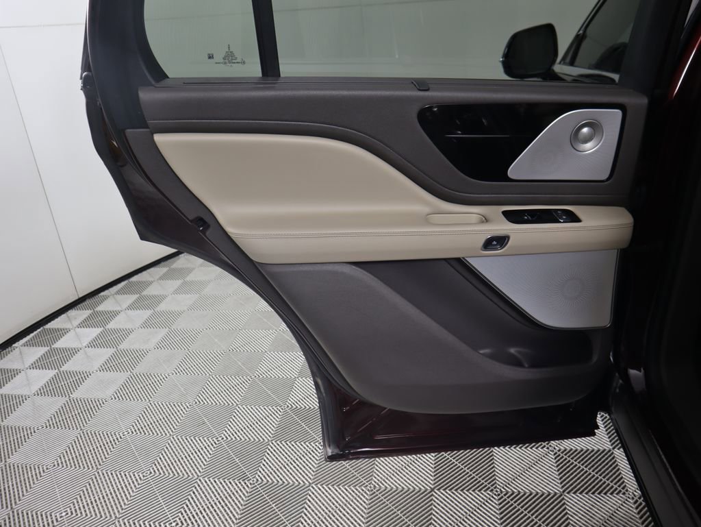 Used 2020 Lincoln Aviator Reserve w/ Equipment Group 202A image 28