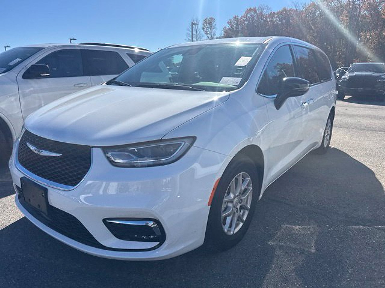 Used 2026 Chrysler Pacifica Select FWD image 2