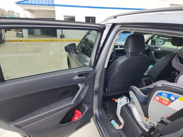 Used 2020 Volkswagen Tiguan SE w/ Panoramic Sunroof Package image 9