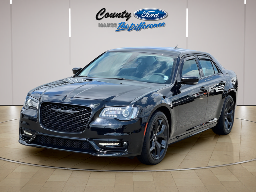 Used 2023 Chrysler 300 Touring L RWD image 2