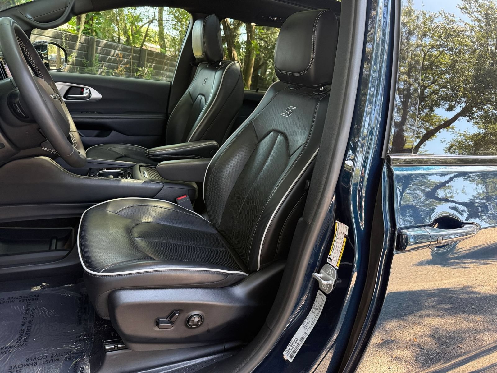 Used 2025 Chrysler Pacifica Limited FWD image 36