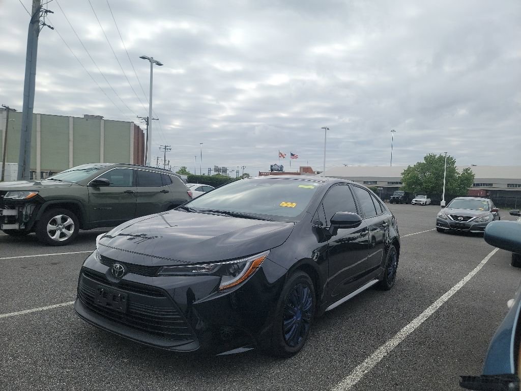 Used 2024 Toyota Corolla LE FWD image 3