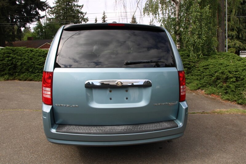 Used 2010 Chrysler Town & Country Touring FWD image 10