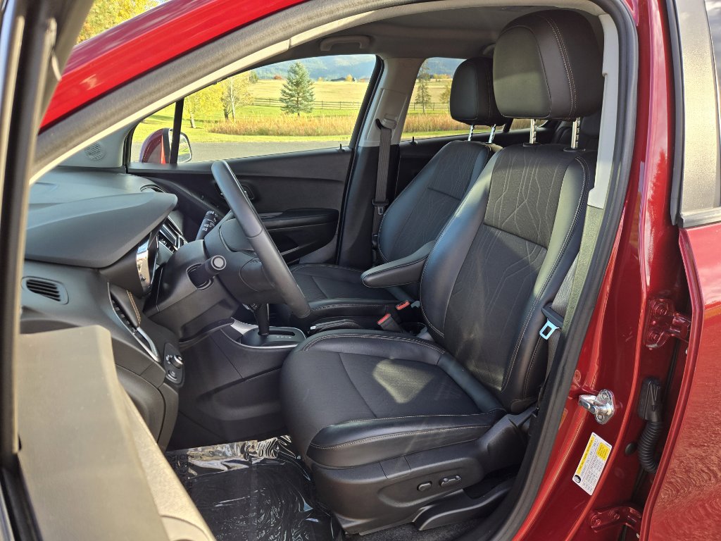 Used 2022 Chevrolet Trax LT w/ LT Convenience Package image 10